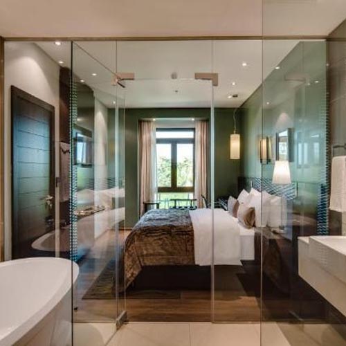 Frameless Glass Bathroom Partition in Hotel Guest Rooms